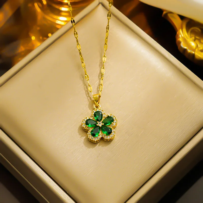 Elegant zircon pendent necklaces