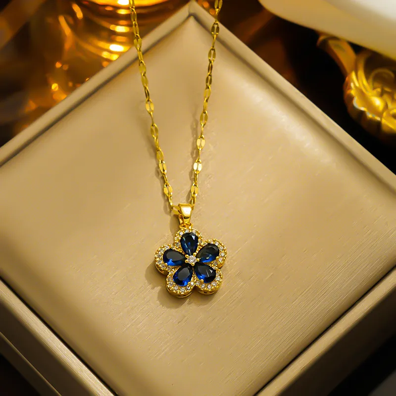 Elegant zircon pendent necklaces