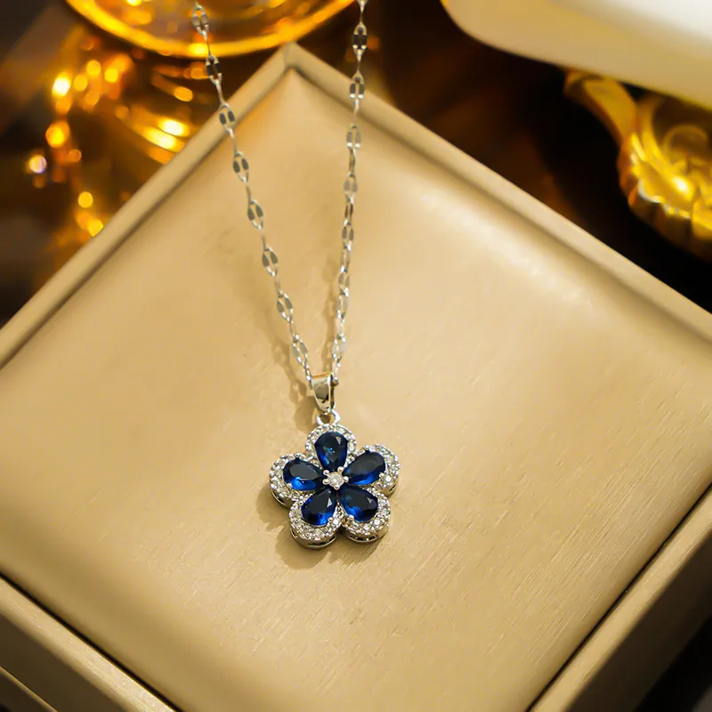 Elegant zircon pendent necklaces