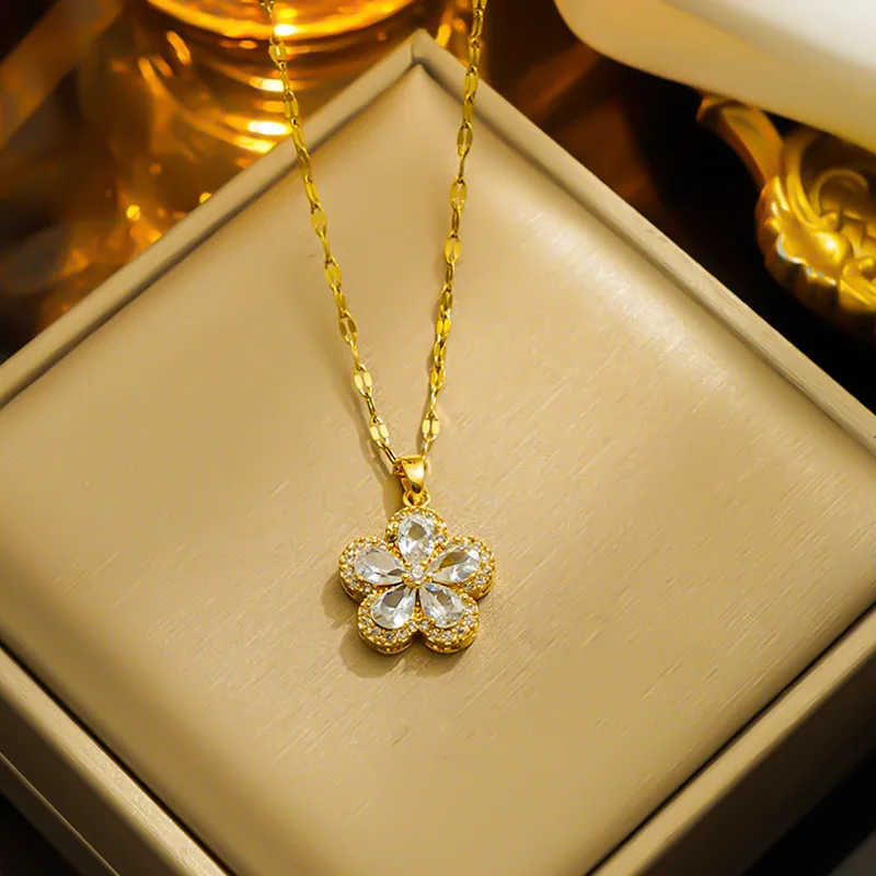 Elegant zircon pendent necklaces