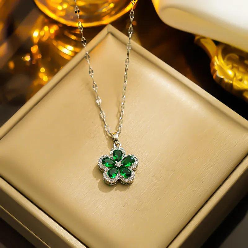 Elegant zircon pendent necklaces